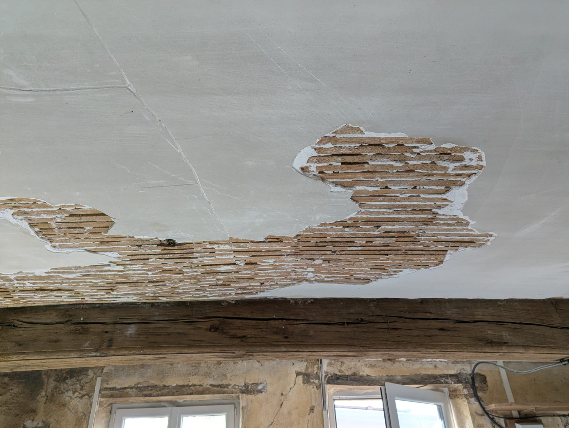 Purge et ponçage des zones sinistrées (eau + suie)